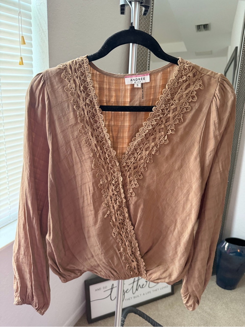 ANDRÉE BY UNIT Brown Lace-Trim V-Neck Blouse